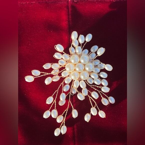 Elegant Pearl Floral Brooch Vintage Inspired Statement Accessory - Picture 9 of 16